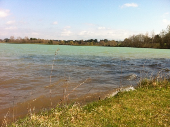 Der Weg führt uns unmittelbar am Ufer des Lechstausees entlang