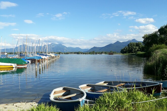 Boote am Irschener Winkl mit Blick auf die Berge