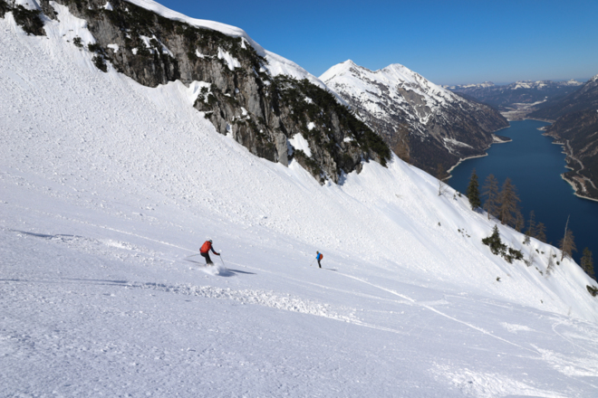 Durch schönsten Pulverschnee fahren wir in Richtung Tiroler Fjord hinunter