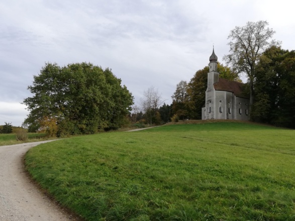 Wallfahrtskirche Herrnrast am Waldrand gegenüber von Ilmmünster