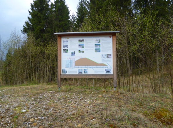 Am Westrand des Damms befindet sich eine Infotafel mit Details zu dessen Geschichte.