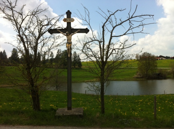 Wegkreuz vor der Kulisse des Grabensees