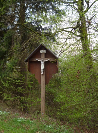 Wegkreuz an der Straße über den Rauhbühl.