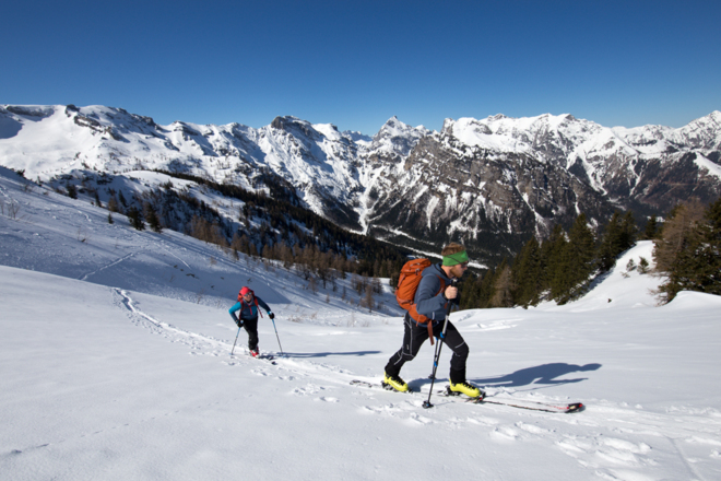 Im Aufstieg in Richtung Westgrat des Bärenkopfes vor imposanter Karwendel Kulisse