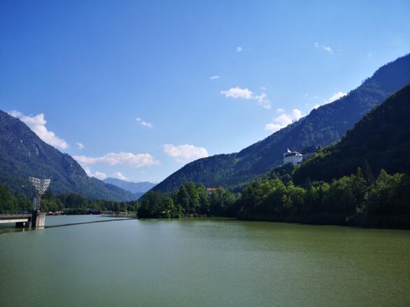 Blick über den Stausee Klaus mit Schloss