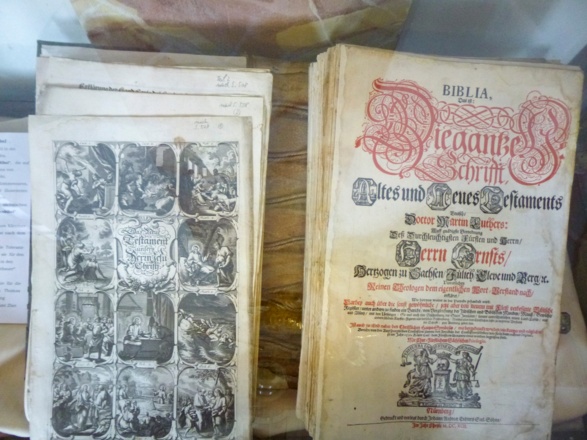 Weimarer Bibel von 1692 in der Evangelischen Kirche Zlan. Z24
