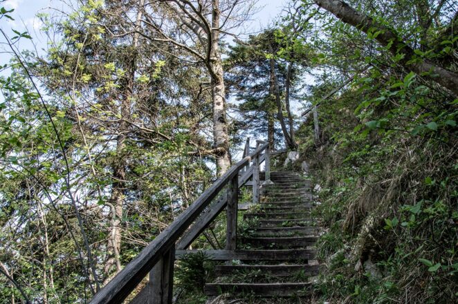 Stufen hinauf zum kleinen Barmstein