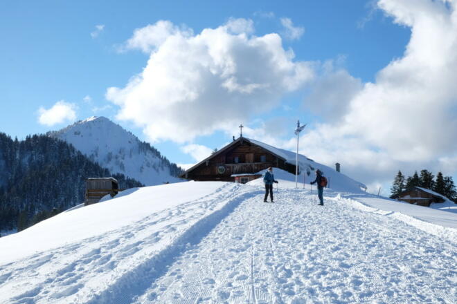 Die Aueralm in winterlicher Umgebung.