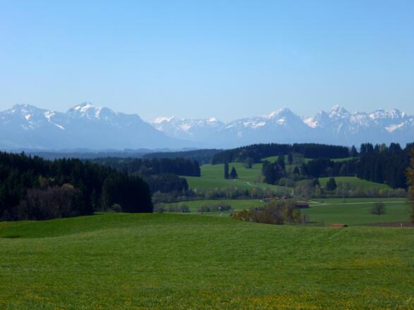 Begleitet von einem traumhaften Bergpanorama führt der Weg über den Kalvarienberg.