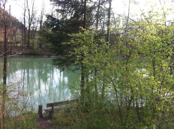 Am Lechufer gibt es viele Bänke zur Rast