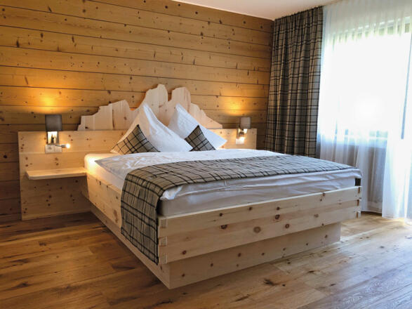 Zirbenbett Schlafzimmer
