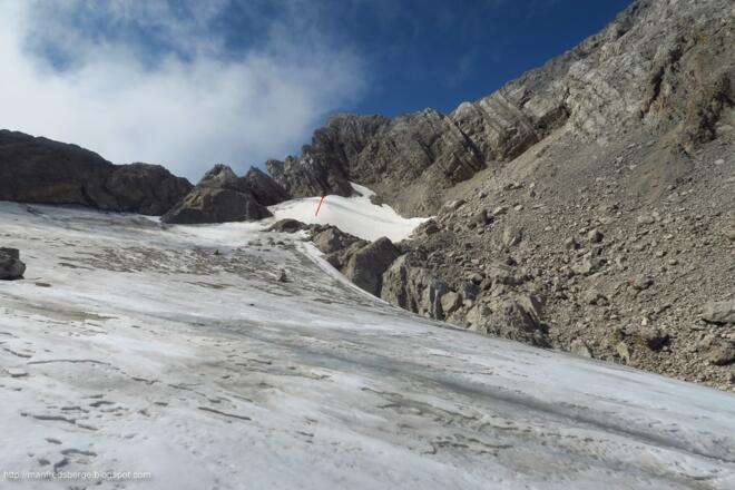 Hier zieht sich der Gletscher auch noch weiter. Ist aber auch schon wieder um einiges weniger, als letztes Jahr. Beim roten Pfeil bin ich in den Grat eingestiegen