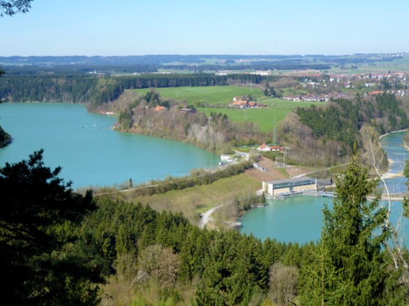 Beeindruckender Ausblick vom Kalvarienberg auf die Lechstaustufe 6 und den türkisfarbenen Lech.