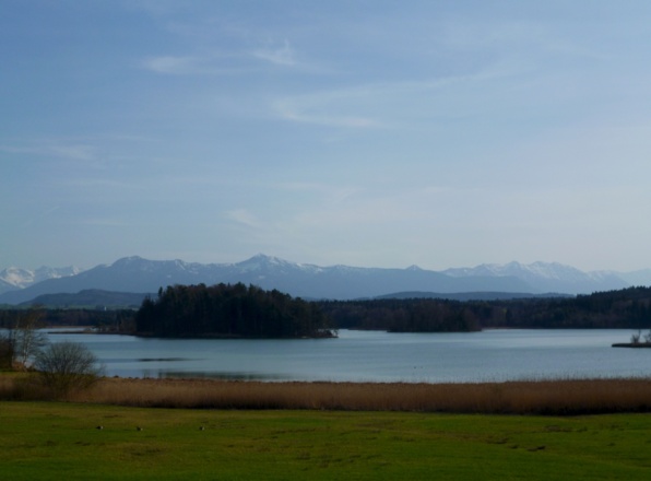 Der Große Ostersee mit seinem Nordostufer vor der eindrucksvollen Alpenkette.
