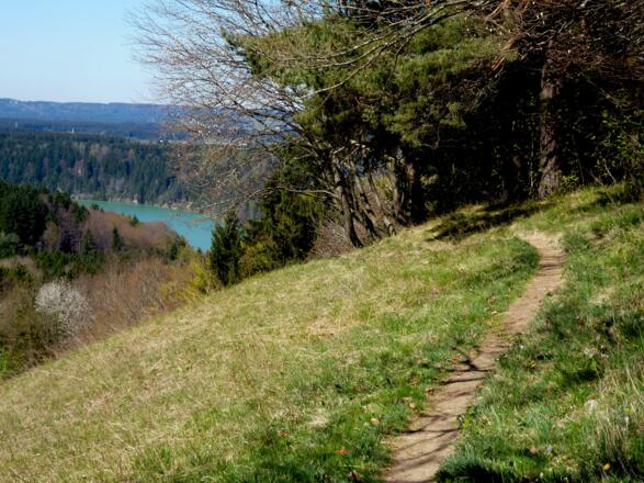Auf schmalen Pfaden verläuft der Abstieg vom Kalvarienberg in Richtung Süden.