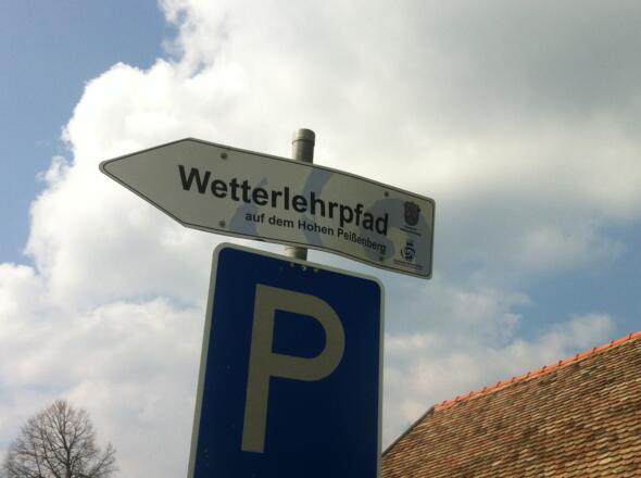 Vom Ausgangspunkt am Wanderparkplatz kann man der Beschilderung folgen