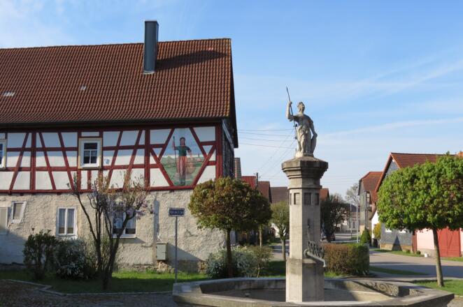 Streufdorf, Markt mit Brunnenmännchen