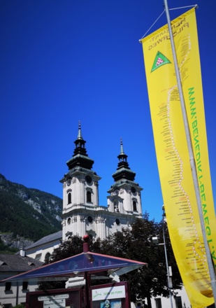 Stiftskirche Spital am Pyhrn mit Benedikt Pilgerwegfahne