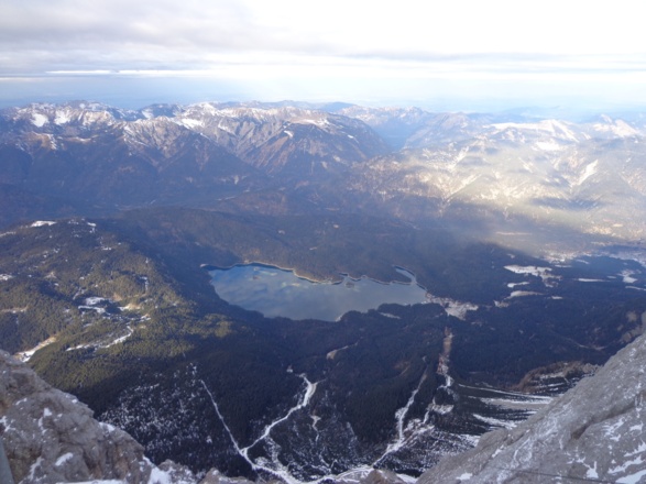 Gipfelblick von der Zugspitze auf den Eibsee