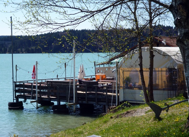 Das Bootshaus (regionale und mediterrane Küche) am westlichen Rand des Badestrands am Lechstausee.