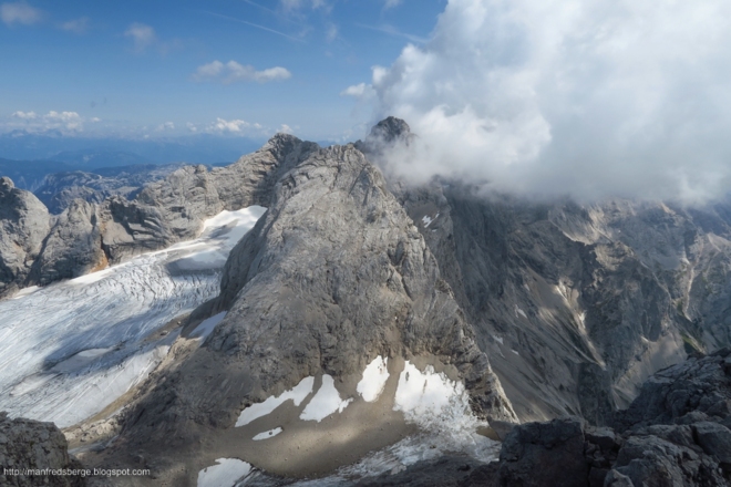 Der Mitterspitz wirkt von hier klein, und der Dachstein verhüllt sich gerade