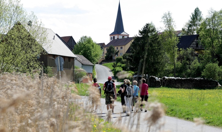 Wandern ins Dorf Roßfeld mit der Margarethenkirche