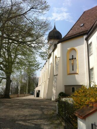Wallfahrtskirche mit exponierter Lage auf dem Gipfel des Hohen Peißenbergs.