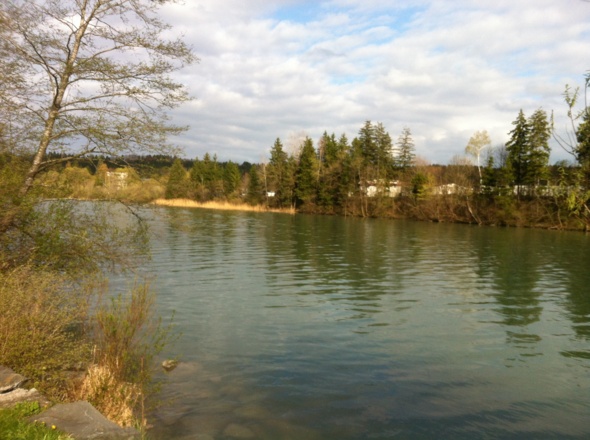 Zu Beginn der Runde führt der Weg am grünen Lech entlang