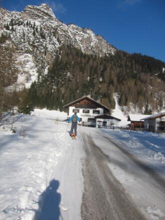 zuerst der Straße entlang zum "Waldbauer"
