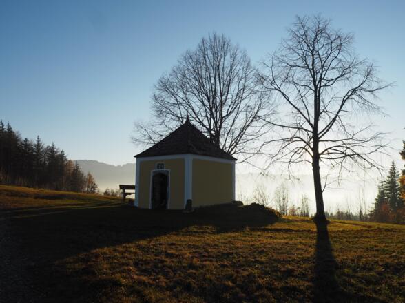 Schmiding-Kapelle unterhalb des Grillenparz