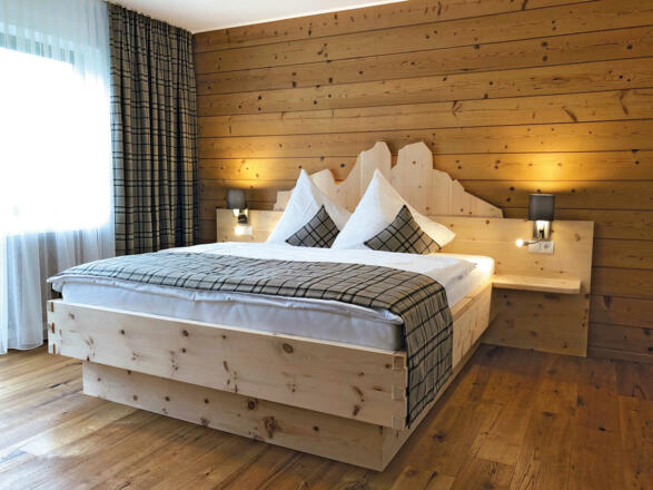 Zirbenbett Schlafzimmer
