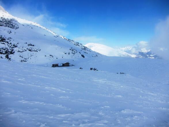 vorbei an den letzten Hütten