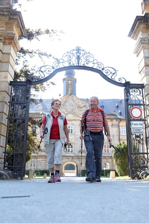 Wanderer vor Schloss Tambach