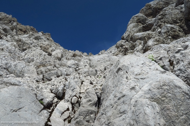3. Abschnitt geschafft. Ich bin in der Südrinne auf ca. 2850m Höhe. Keine 100 Höhenmeter mehr. Unten noch kompakterer Fels, der aber immer weniger wird. Die Rinne wird immer steiler und viele Steine und Geröll liegt herum