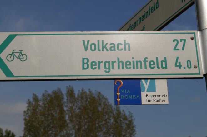 Wegweiser mit Via Romea Logo