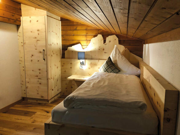 Zirbenbett Einzelzimmer