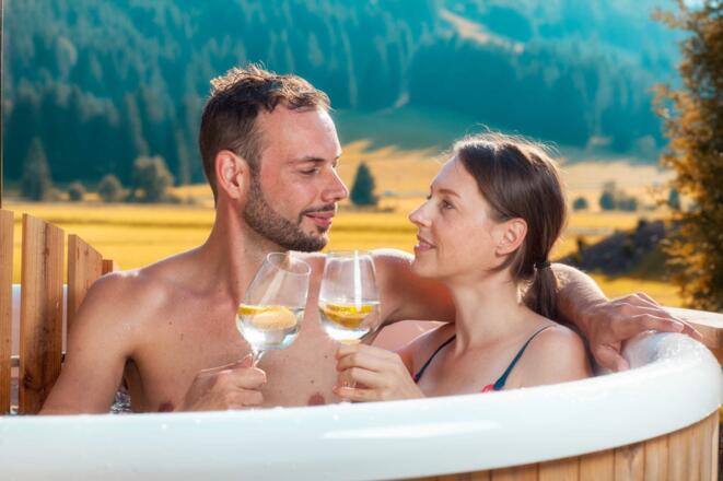 mit Holz beheizter Whirlpool