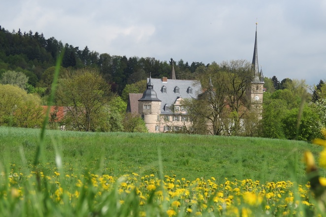 Blick auf Schloss Ahorn und die Schlosskirche