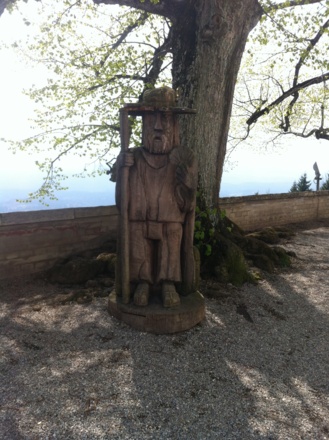 Auf dem Wetterlehrpfad treffen wir auf die Skulptur eines Jakobspilgers