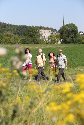 Wanderer vor Schloss Ahorn