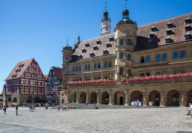 Marktplatz mit dem Rathaus in Rothenburg