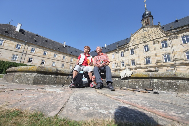 Wanderer vor Schloss Tambach