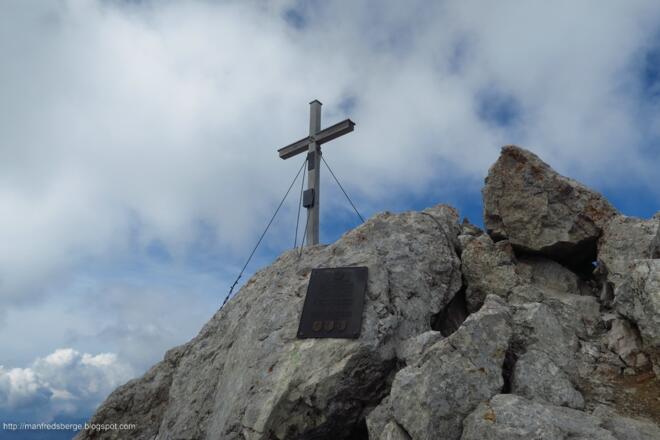Also bin ich rechts von den Seilen in einem Kraftakt hochgeklettert. Ich bin ohne Rucksack hochgeklettert, da ging es ein wenig einfacher. Ich schätze mal die Kletterschwierigkeit auf SG III-. Jetzt bin ich oben. 5. Abschnitt geschafft. Wahnsinn, ich