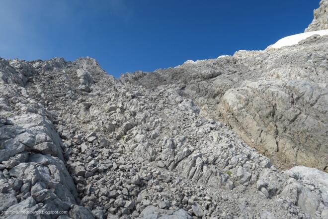 In leichter Kletterei geht es nach oben und bald legt sich das Gelände zurück und wird auch breiter. Die Torsteineiswechte ist auch schon zu sehen