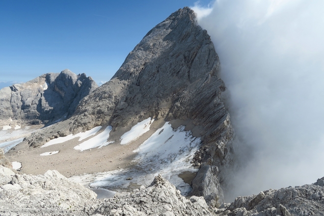 Der Mitterspitz hält den Nebel in der Steiermark