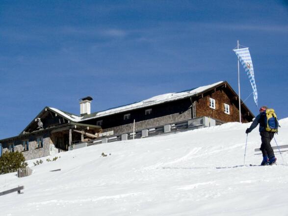 Das Wankhaus hat fast immer offen, und es steht unmittelbar neben dem Gipfel.