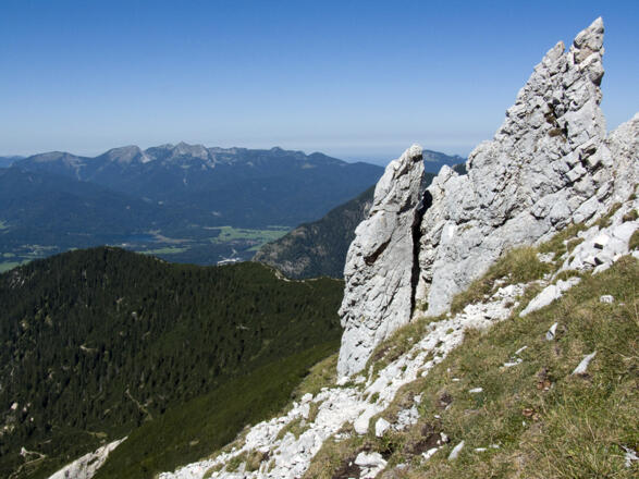 Wer sich Zeit nimmt, kann schon beim Aufstieg brillante Blicke einfangen, wie hier zum Estergebirge.