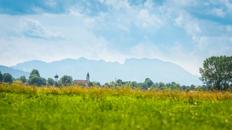 Warngau mit Blick in die Alpen