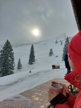Heißer Tee auf der Hütte