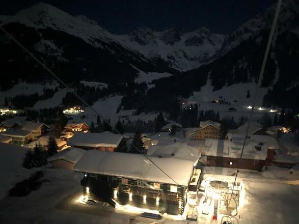 Talstation bei Nacht